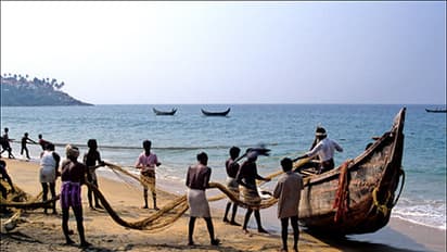 శ్రీ‌లంక నేవి అదుపులో 43 మంది త‌మిళ‌నాడు జాల‌ర్లు