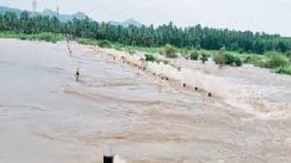 பொங்கி வழியும் பாலாறு !! வெள்ளம் கரை புரண்டு ஓடுவதால் தமிழகம் – ஆந்திரா இடையே போக்குவரத்து பாதிப்பு !!!