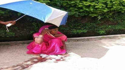 ஆம்புலன்ஸ் மறுப்பு ... நடு ரோட்டில் பிரசவித்த பெண்...