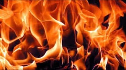 காதல் மனைவியை பிரித்து சென்று கருவை கலைத்த காதலியின் பெற்றோர்; மனைவியை ஒப்படைக்குமாறு கணவன், அமைச்சர் முன் தீக்குளிப்பு…