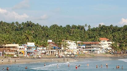 പട്ടാപ്പകൽ കോവളം ബീച്ചിൽ ഉഗ്രശബ്ദത്തോടെ പടക്കം പൊട്ടിച്ചു, പരിഭ്രാന്തിയിലായി വിനോദസഞ്ചാരികൾ