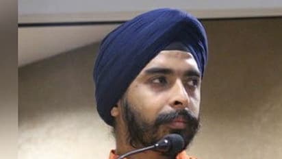 കുല്ഭൂഷന്റെ കുടുംബത്തെ അപമാനിച്ചു; പാക് സ്ഥാനപതിയ്ക്ക് ചെരിപ്പ് അയച്ച് പ്രതിഷേധം