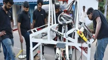 மலம் அள்ளும் பெருச்சாளி…. சாக்கடை சாவுகளுக்கு சாவுமணி அடித்த கேரள அரசு !!!