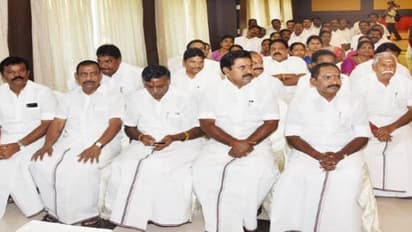 சசிகலா ஆதரவு எம்எல்ஏக்களின் பதவிக்கு ஆப்பு...!!