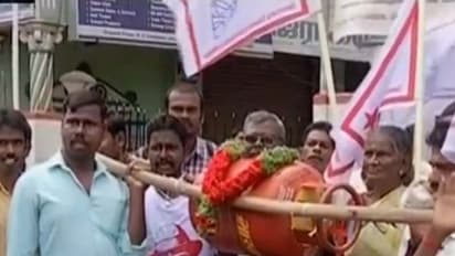 மானிய ரத்துக்கு எதிர்ப்பு - சிலிண்டருக்கு பாடை கட்டி ஒப்பாரி வைத்து மகிளா காங். ஆர்ப்பாட்டம்!!