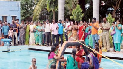 இயற்கை பேரிடரில் இருந்து எப்படி தப்பிப்பது? ஆட்சியர் தலைமையில் நீச்சல் குளத்தில் மீட்புபணி பயிற்சி…