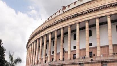 கொரோனா எதிரொலி: எம்பிக்கள், ஆளுநர்களின் ஊதியம் ஓராண்டுக்கு குறைப்பு.. மத்திய அரசு அதிரடி