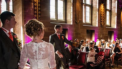 വധൂവരന്മാര്ക്ക് വിവാഹ മോതിരവുമായെത്തി വിവാഹചടങ്ങുകള് അലമ്പാക്കിയ അതിഥി