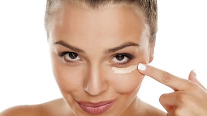 இனி கருவளையத்தை மேக்கப் போட்டு மறைக்க வேண்டாம்! இதோ அதனை முழுவதும் அகற்றும் டிப்ஸ்...