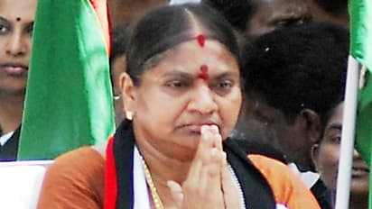 சசிகலாவை சேர்ப்பது குறித்து தலைமை எடுக்கும் முடிவுக்கு கட்டுப்படுவோம்- மாஜி அமைச்சர் பா.வளர்மதி அதிரடி .