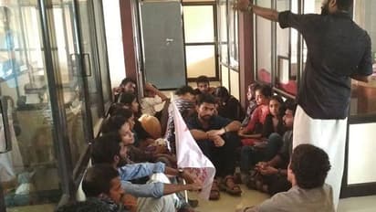 മലയാളം സർവകലാശാലയിൽ വിദ്യാർത്ഥികൾ രജിസ്ട്രാറെ പൂട്ടിയിട്ടു