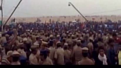 மெரினாவில் வாகனங்கள் செல்ல தடை - கடற்கரையை சுத்தம் செய்யும் பணியில் அரசு