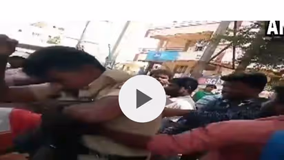 రెచ్చిపోయిన పేకాటరాయుళ్లు, పోలీసుపైనే దాడి (వీడియో)