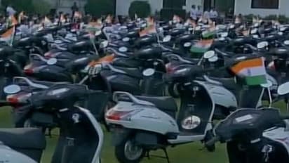 லாபம் ஈட்டிக்கொடுத்த ஊழியர்களுக்கு “ஸ்கூட்டர் பரிசு” - சூரத் வைர வியாபாரியின் தாராள மனம்