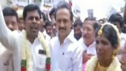 தாலி கட்டிய கையோடு "மனைவியுடன் சேர்ந்து போராட்டம்"...! மனம் நெகிழ வைக்கும் சம்பவம் ..!