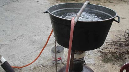 ചാരായം വാറ്റുന്നതിനിടെ 30 ലിറ്റർ കോടയുമായി അച്ഛനും മകനും ബന്ധുവും പൊലീസ്  പിടിയിൽ