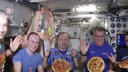 అంతరిక్షంలో నోరూరించే పిజ్జా..(వీడియో)