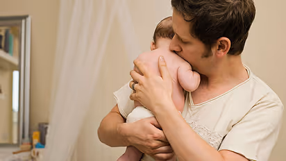 ರಾಜ್ಯ ಪುರುಷ ಸರ್ಕಾರಿ ನೌಕರರಿಗೆ ಗುಡ್ ನ್ಯೂಸ್, ಮಗುವಿನ ಆರೈಕೆಗೆ ಗರಿಷ್ಠ 6 ತಿಂಗಳು ರಜೆ ಸೌಲಭ್ಯ!