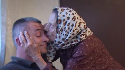 നാക്കുപയോഗിച്ച് കണ്ണു വൃത്തിയാക്കി കൊടുക്കുന്ന ഹാവ