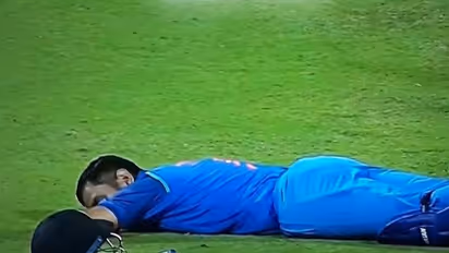 Dhoni takes a power nap in the middle of India-Sri Lanka game and Twitter goes ballistic