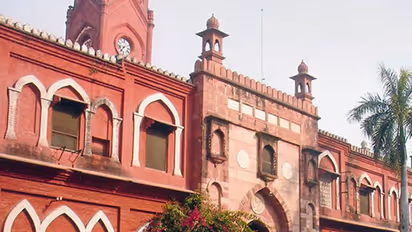 अलीगढ़ मुस्लिम यूनिवर्सिटी में भारी बवाल, मीडियाकर्मियों से बदसलूकी