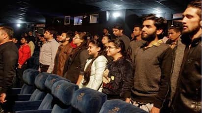 ರಾಷ್ಟ್ರಗೀತೆ ವೇಳೆ ಅಂಧರೂ ಎದ್ದುನಿಲ್ಲಬೇಕು