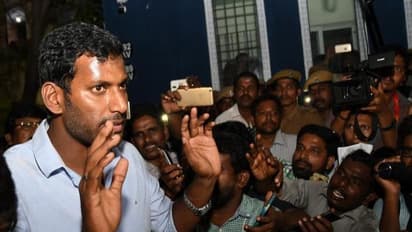 தினகரனை ஆதரிங்க அல்லது தி.மு.க.வுக்கு ஓட்டு போடுங்க! ஆனா அ.தி.மு.க.வை தோற்கடிங்க: விஷாலின் ஒன்லைன் அஜெண்டா.