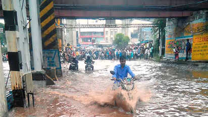 ರಾಷ್ಟ್ರ ರಾಜಧಾನಿಯಲ್ಲಿ ಭಾರೀ ಮಳೆ: ರಸ್ತೆಯಲ್ಲಿದ್ದ ಕಾರು, ಬಸ್'ಗಳು ನೀರಿನಲ್ಲಿ ಮುಳುಗಡೆ
