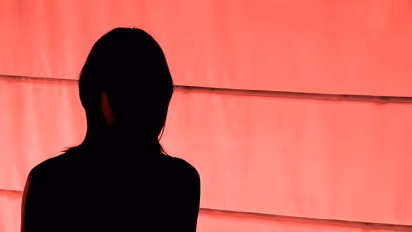 'বন্ধুদের সঙ্গে সেক্স কর, নাহলে টাকা ছাড়' - প্রেমিকের হুমকিতে সেতু থেকে ঝাঁপ মারল যুবতী