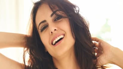 நிர்வாணமாக கடற்கரை மணலில் புரண்ட பிக் பாஸ் நடிகை...! முகம் சுழித்த ரசிகர்கள்...!