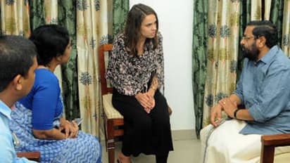 ലിഗയുടെ കുടുംബത്തിന് സർക്കാർ പ്രഖ്യാപിച്ച അഞ്ച് ലക്ഷം രൂപ ധനസഹായം കൈമാറി