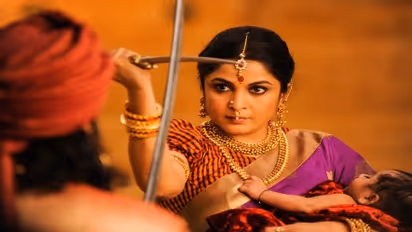 இணையத்தை கலக்கும் ரம்யா கிருஷ்ணாவின் ஸ்வீட் கிஸ்! யார் அந்த அதிர்ஷ்டசாலி தெரியமா?