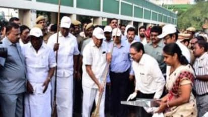 துடைப்பதுடன் களம் இறங்கிய பன்வாரிலால் புரோகித் !! கண்டனம், எதிர்ப்புக்கிடையே தூய்மைப் பணி!!!