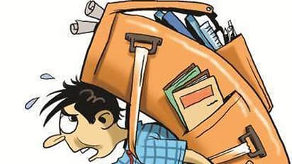 মুঠে মজুরদের মতো হাল স্কুল পড়ুয়াদের, ব্যাগের বোঝা বইতে গিয়ে বেঁকছে শিরদাঁড়া