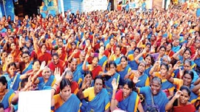 ஊதிய உயர்வு கேட்டு சீருடையில் ஆர்ப்பாட்டம் நடத்திய அங்கன்வாடி ஊழியர்கள்; கோரிக்கைகளை வலியுறுத்தி முழக்கம்...