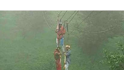 90 അടി ഉയരത്തില്‍ കയറില്‍ തൂങ്ങി ഒരു വിവാഹം