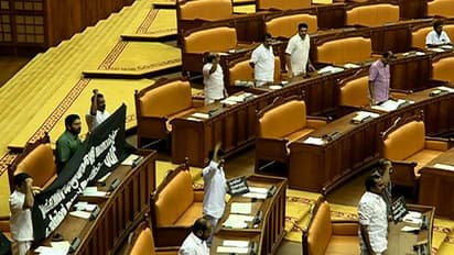 സ്വാശ്രയ പ്രശ്നം;നിയമസഭ സ്തംഭിച്ചു;മുഖ്യമന്ത്രിയും പ്രതിപക്ഷവും നേർക്കുനേർ