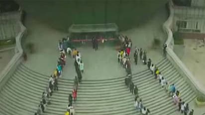 ചരിത്രമാണ് ഈ ക്യൂ; കറന്‍സി മാറ്റുവാന്‍ അല്ല