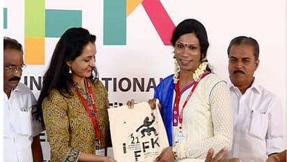 ഐഎഫ്എഫ്കെ പാസ് വിതരണം തുടങ്ങി, മഞ്ജു വാര്യര് ഉദ്ഘാടനം ചെയ്തു