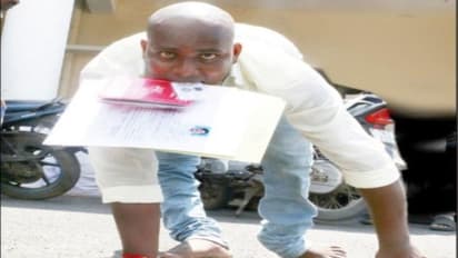 பத்து வருடங்களாக உதவித்தொகை கிடைக்காததால் வேதனையில் அசல் சான்றிதழ்களை ஒப்படைக்க வந்த மாற்றுத்திறனாளி…