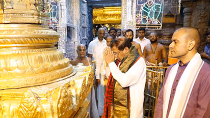 Sri Lankan President offers prayers at Venkateswara Temple
