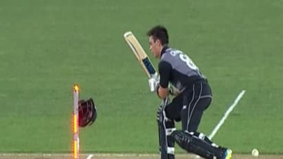 விநோதமான விக்கெட்.. இதுவரை இந்த மாதிரி 3 பேர் மட்டும் தான் அவுட்டாகி இருக்காங்க