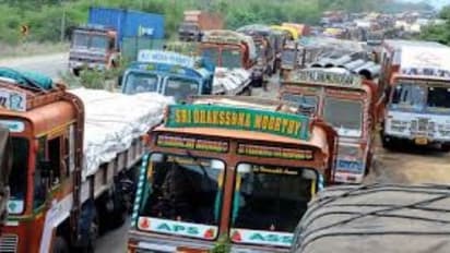 രോഗികള് നഗരം വിടുന്നു; ജില്ലാ അതിര്ത്തിയില് ചെക്പോസ്റ്റുകള് സ്ഥാപിക്കാന് കര്ണാടക