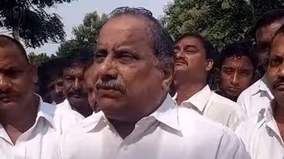 జగన్ కు ముద్రగడ సవాల్: పవన్ కల్యాణ్ వైపు...?