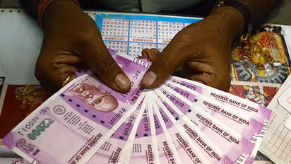 தமிழகத்தில் 3 வங்கிகளில் ரூ.2,650 கோடிக்கு வரவு வைக்கப்பட்ட ரூ.2 ஆயிரம் நோட்டுகள்