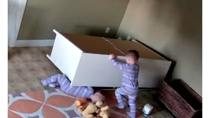 (ವೈರಲ್ ವಿಡಿಯೋ)ಅವಳಿ ಸೋದರನನ್ನು ಬಚಾವ್ ಮಾಡಿ ಸಾಹಸ ಮೆರೆದ 2 ವರ್ಷದ ಕಂದಮ್ಮ