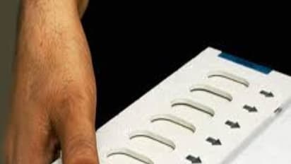 குஜராத் தேர்தலில் வாக்குப் பதிவு....எந்திரங்களில் ‘புளூ டூத்’ மோசடி