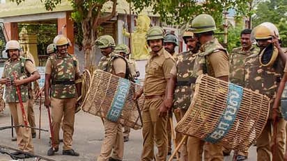 తెలంగాణ పోలీసులపై ఏపిలో దాడి : చెట్టుకు కట్టేసి మరీ చితకబాదిన ప్రజలు