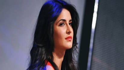 செல்ஃபி எடுத்துக்கொள்ள மறுப்பு! பிரபல நடிகையை சுற்றி வளைத்து மிரட்டிய ரசிகர்கள்!