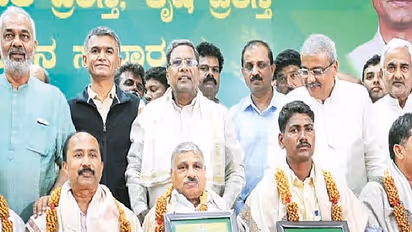 ಪಟ್ಟು ಹಿಡಿದು ಸಿಎಂರಿಂದ ಪ್ರಶಸ್ತಿ ಪಡೆದರು!